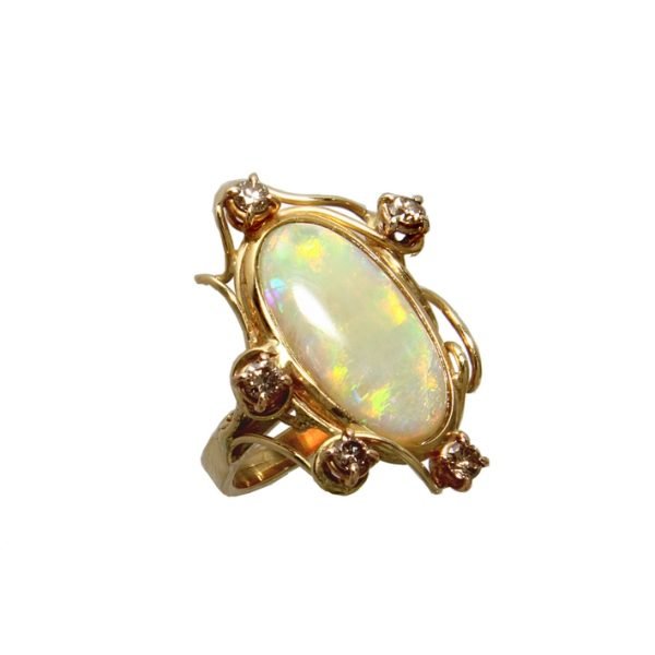 Anello con opale nobile australiano e diamanti
