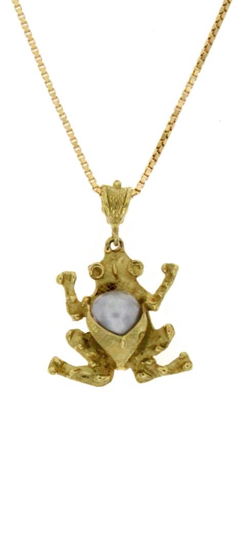 Ciondolo in oro con figura di rana e una perla coltivata di mare naturale