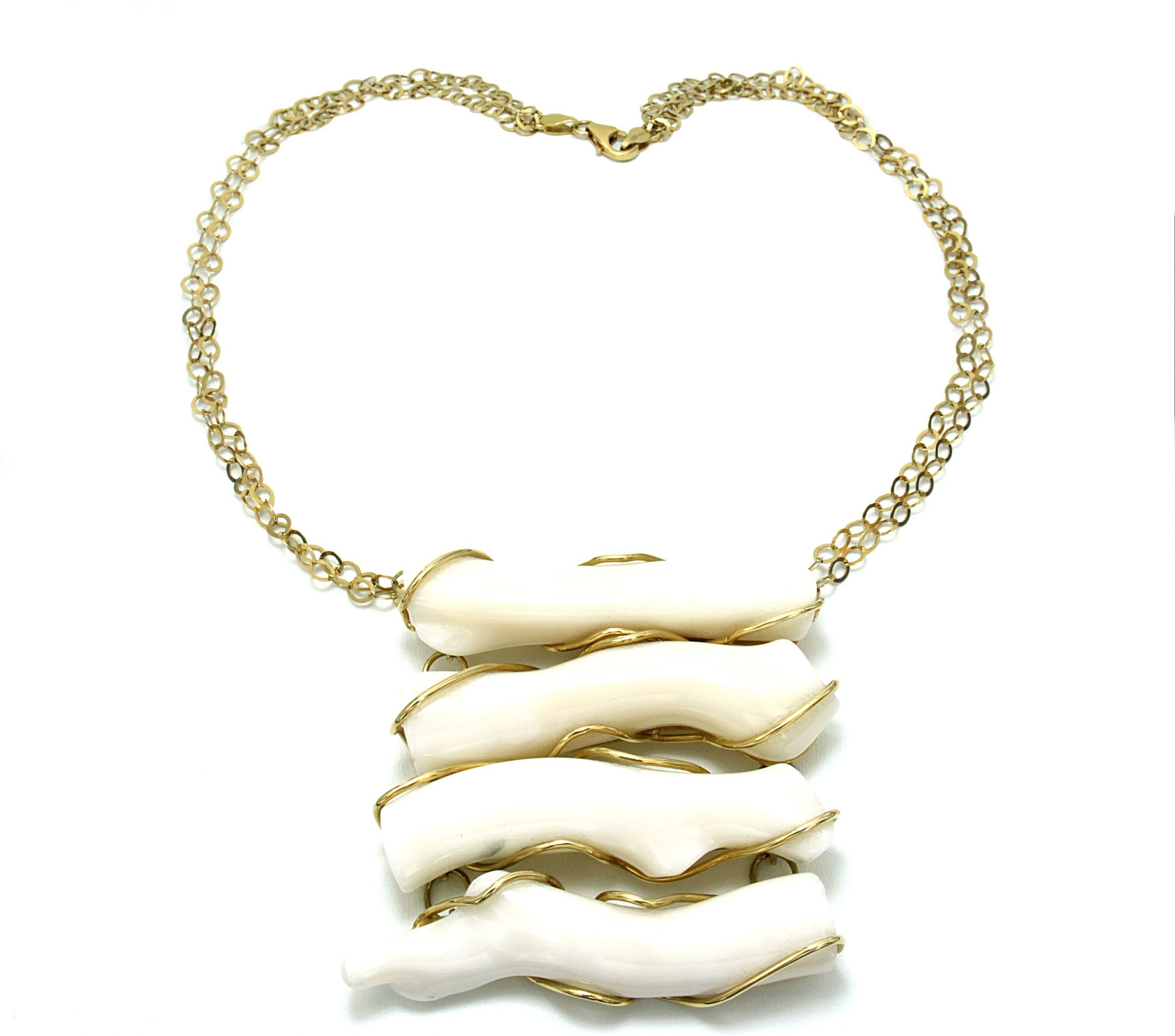 collier-in-oro-giallo-e-corallo-bianco-coos99s40591 Collier in oro giallo e corallo bianco