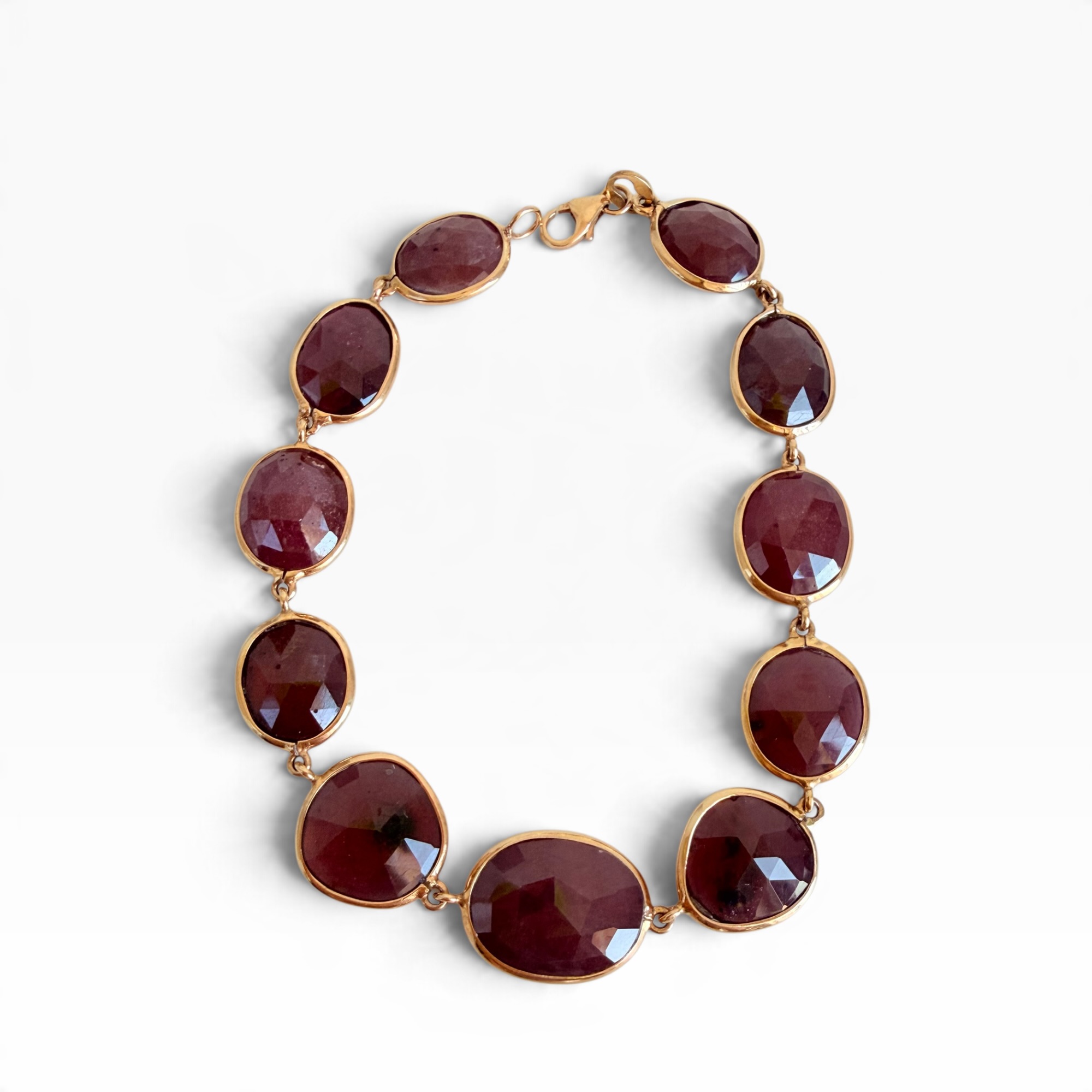 Bracciale di gemme di rubino in radice taglio flat