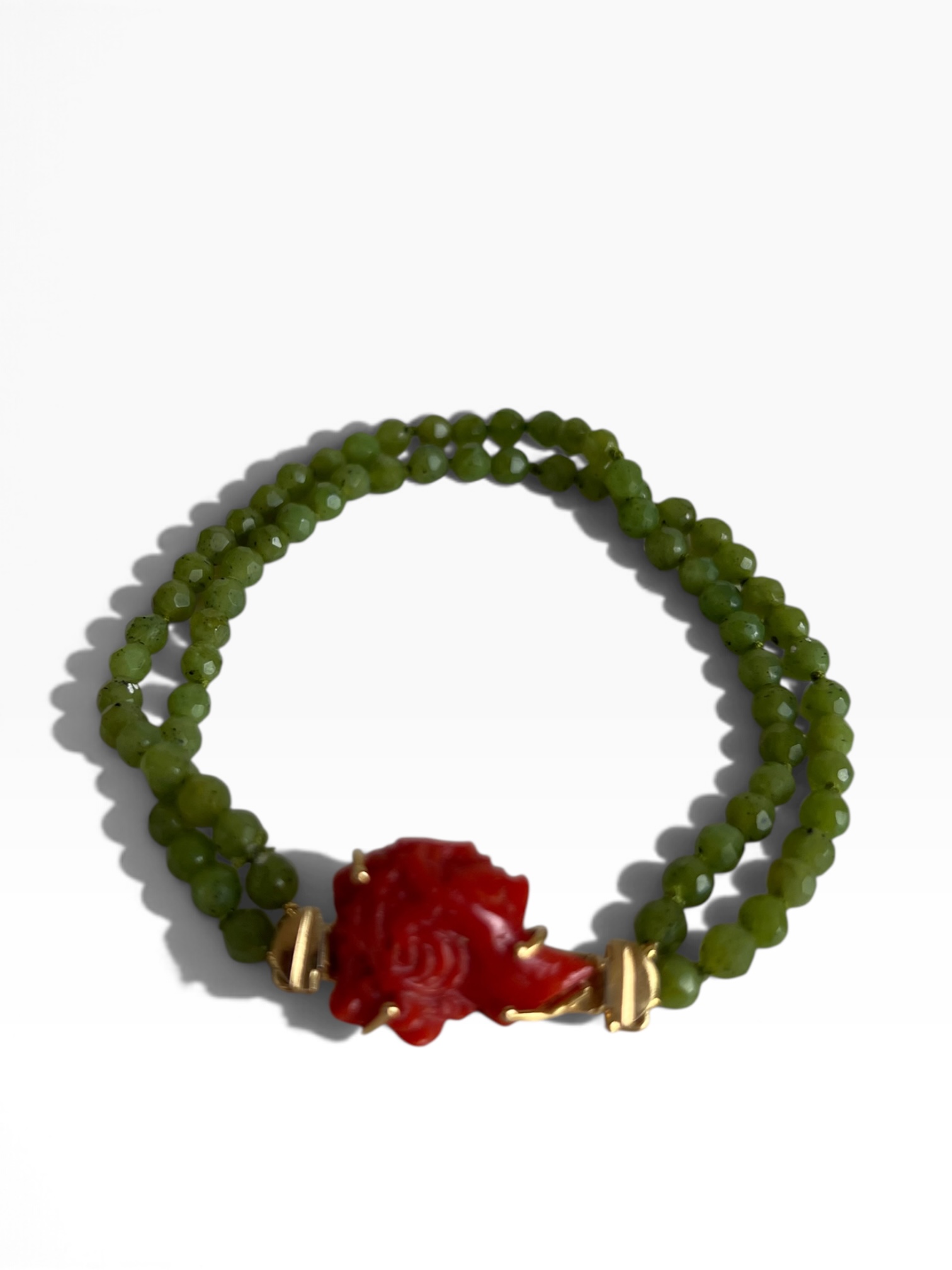 Bracciale in serpentino. con chiusura in oro 18 Kt. e corallo mediterraneo naturale