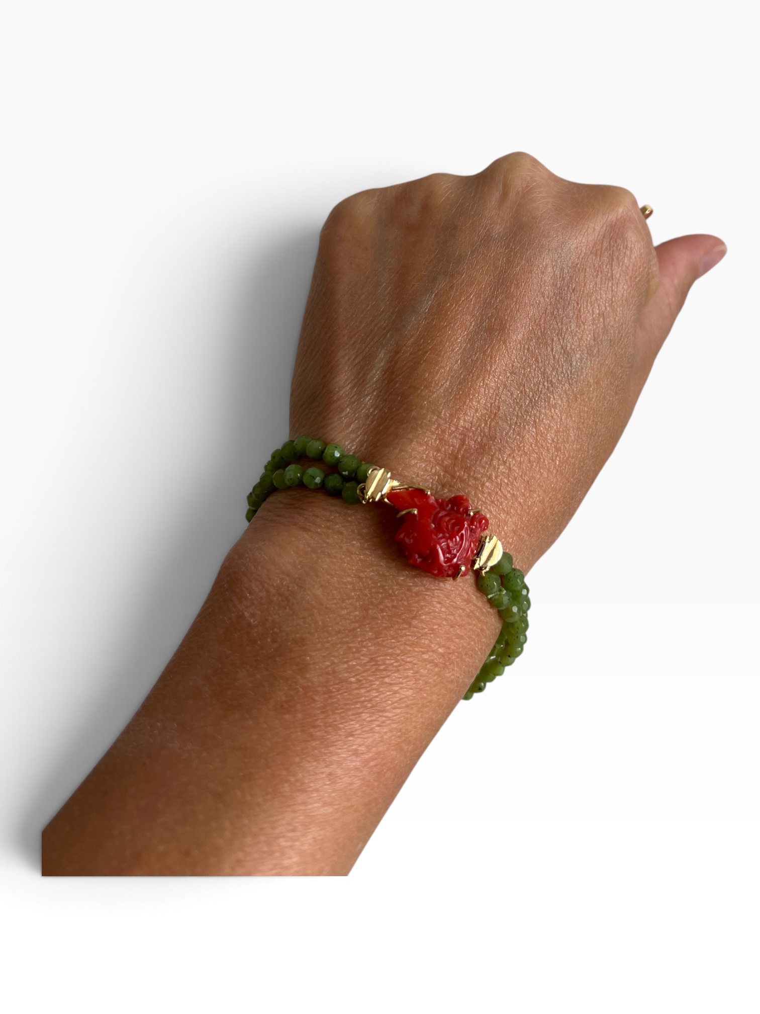 Bracciale in serpentino. con chiusura in oro 18 Kt. e corallo mediterraneo naturale
