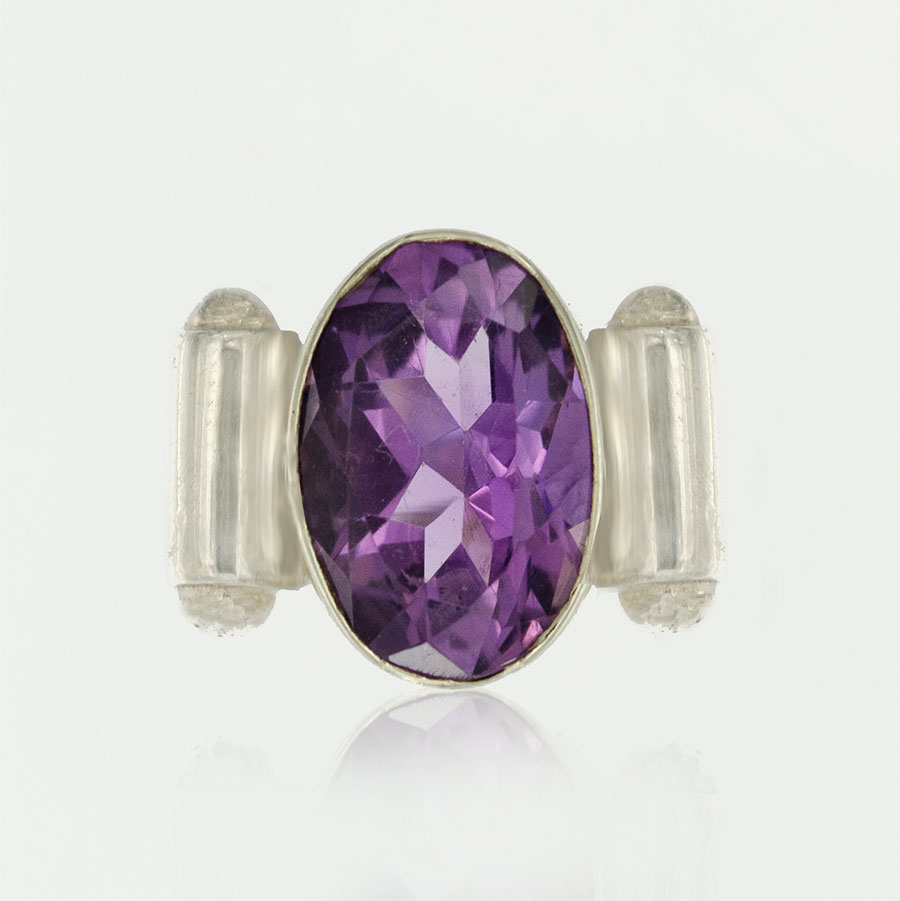 anello con ametista ovale taglio fancy vista dall'alto