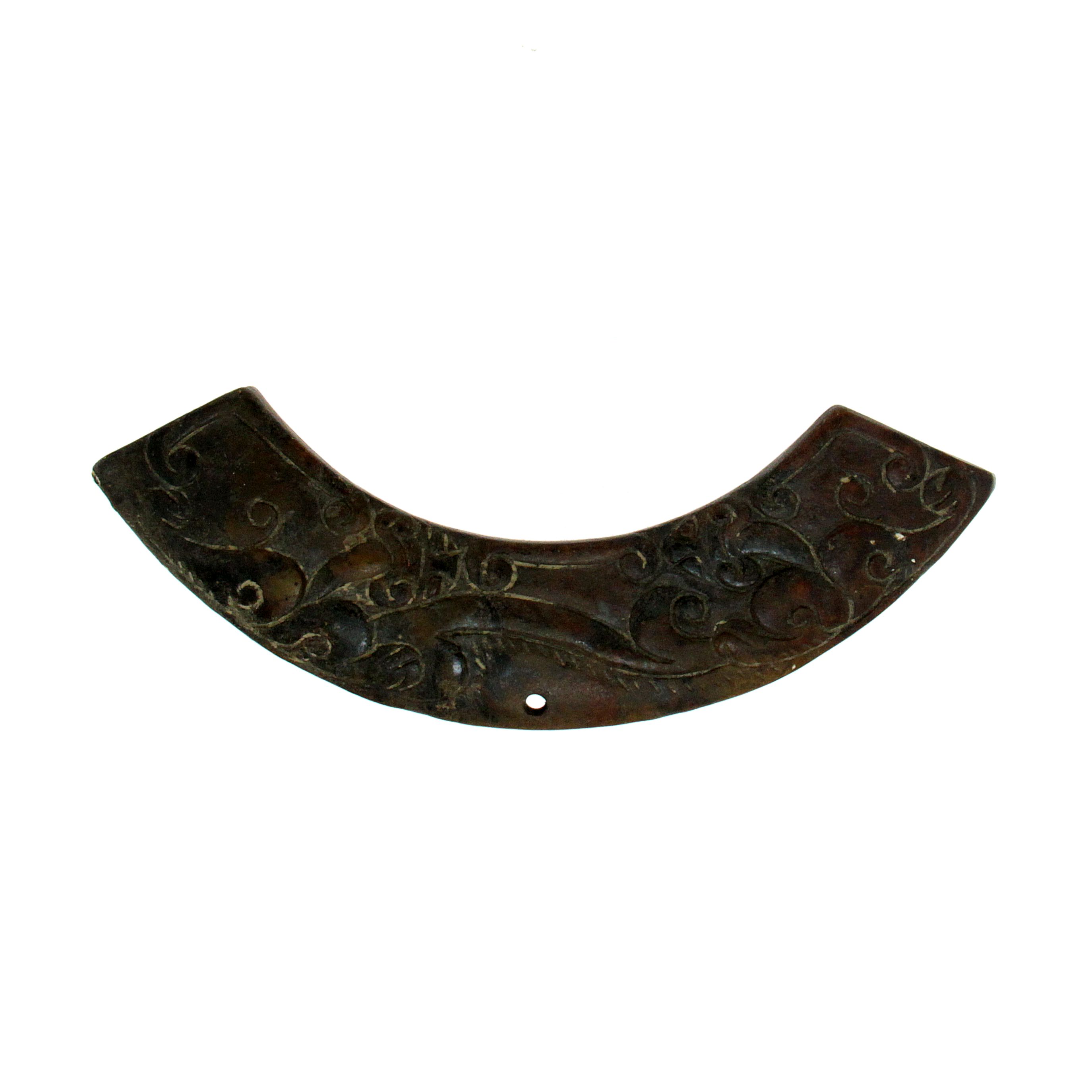 Manufatto di giada antica incisa